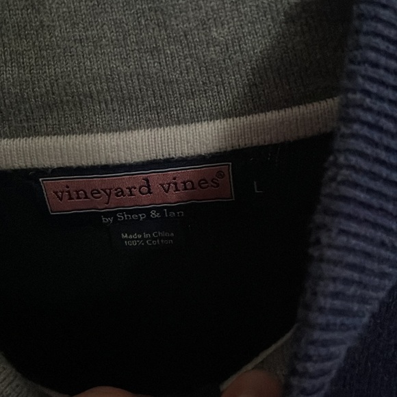 Vineyard vines pull over sweater size L. Great condition - Picture 3 of 3